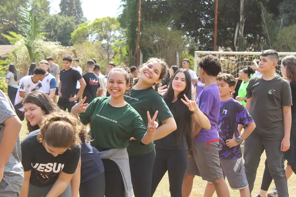 Grupo de participantes no acampamento JUBATEEN