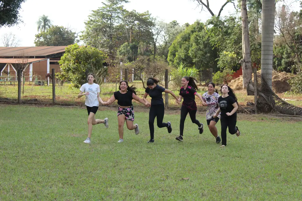 Equipe e adolescentes durante programação do JUBATEEN